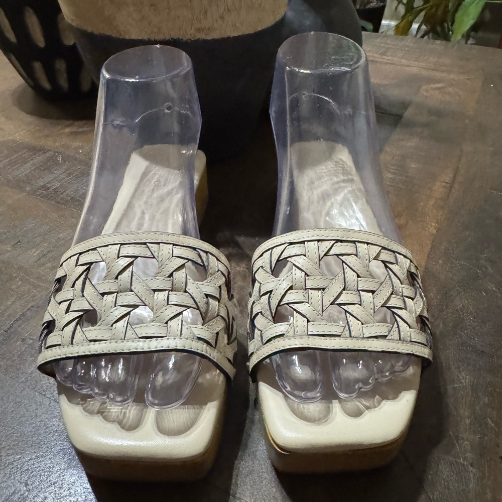 NWOT Tory Burch Footwear
Basketweave Clog New Cream SZ
7M